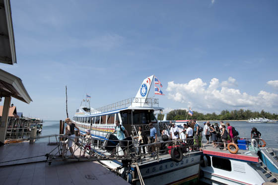 Chegada de barco a Ban Saladan, maior aglomerado urbano de Koh Lanta Chegada de barco a Ban Saladan, maior aglomerado urbano de Koh Lanta