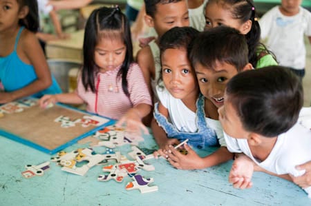 Miúdos da idade da Pikitim no jardim-escola, El Nido Miúdos da idade da Pikitim no jardim-escola, El Nido