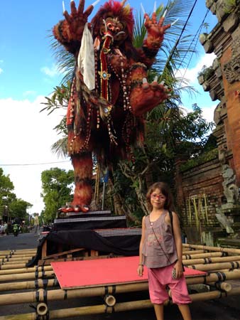 A Pikitim posando junto a um Ogoh-Ogoh em Ubud, Bali A Pikitim posando junto a um Ogoh-Ogoh em Ubud, Bali
