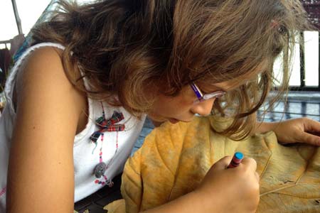 Atividade nova: pintar as folhas enormes das árvores da praça Atividade nova: pintar as folhas enormes das árvores da praça