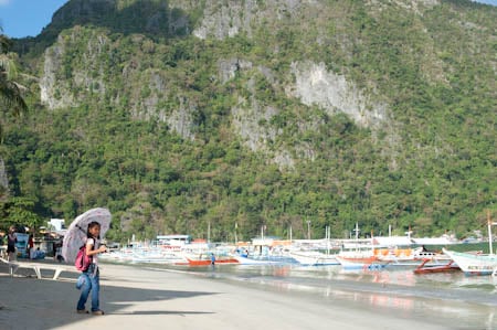 Uma miúda regressa a casa pelo areal de El Nido Uma miúda regressa a casa pelo areal de El Nido