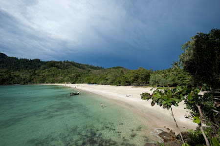 Vista da praia Farang, em Koh Muk