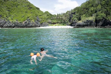 As primeiras experiências de snorkelling da Pikitim nas ilhas Phi Phi foram momentos de pura magia As primeiras experiências de snorkelling da Pikitim nas ilhas Phi Phi foram momentos de pura magia
