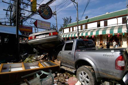 Era de imagens como esta (e outras muito piores que, até hoje, nunca mostramos a ninguém) que era preciso proteger a Pikitim. Khao Lak, Tailândia, dezembro de 2004. Era de imagens como esta (e outras muito piores que, até hoje, nunca mostramos a ninguém) que era preciso proteger a Pikitim. Khao Lak, Tailândia, dezembro de 2004.