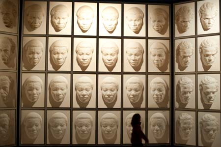 Ilusão: as caras seguem-nos com o olhar, onde quer que estejamos